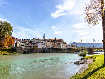 Urlaub im Aktivhotel in Bayern Fluss mit Brücke und historischer Stadt im Herbst bei sonnigem Wetter