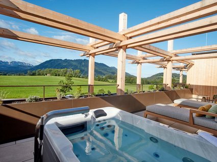 Dein Natururlaub in Bayern: BERGEBLICK Whirlpool auf Terrasse mit Liegen und Bergblick bei klarem Himmel
