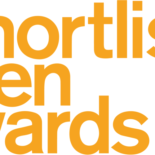 Warum ins BERGEBLICK? Oranger Text shortlisted dezeen awards 2025 auf weißem Hintergrund