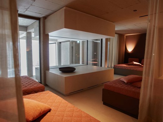 BERGEBLICK: your wellness hotel in Bad Tölz Modern room with multiple low beds and soft indirect lighting