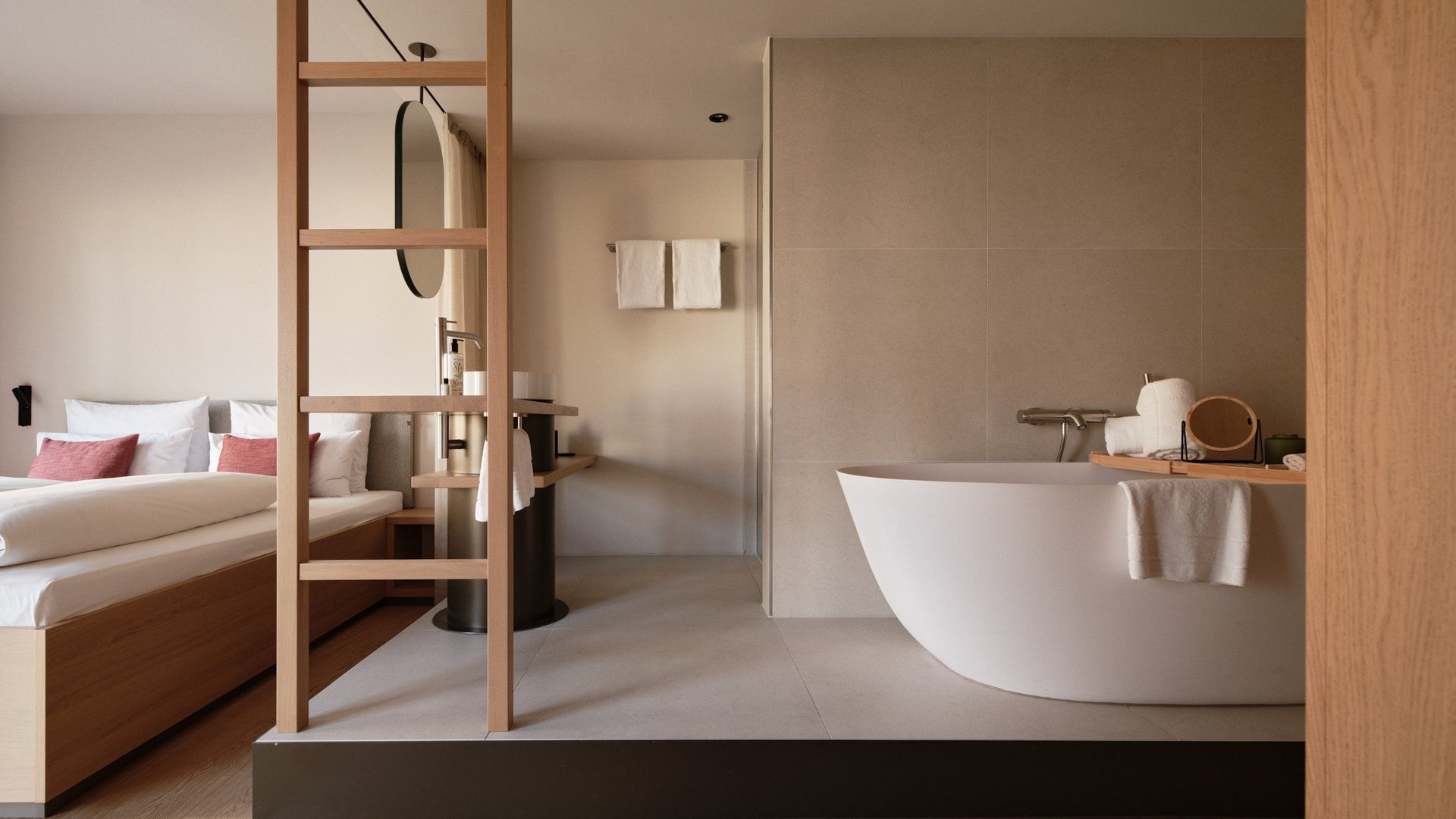 Hotel mit Badewanne im Zimmer in Bayern: BERGEBLICK Modernes Schlafzimmer mit freistehender Badewanne und Holzakzenten
