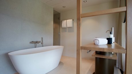 Pictures of a dream holiday in Bad Tölz Modern bathroom with freestanding bathtub and wooden vanity