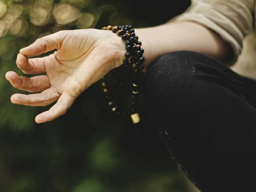 Dein Yoga-Hotel in Bayern: BERGEBLICK Hand in Meditationspose mit Gebetskette am Handgelenk