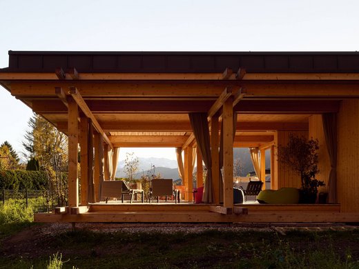 Hotel mit Pool in Bayern: BERGEBLICK Moderner Holzpavillon mit Sitzbereich und Bergblick im Hintergrund
