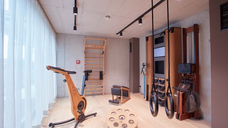 Pictures of a dream holiday in Bad Tölz Modern workout room with wooden fitness equipment and gymnastic rings