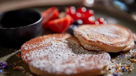 Pictures of a dream holiday in Bad Tölz Pancakes with powdered sugar and fresh berries on a plate