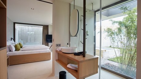 Pictures of a dream holiday in Bad Tölz Modern hotel room with open bathroom and garden view
