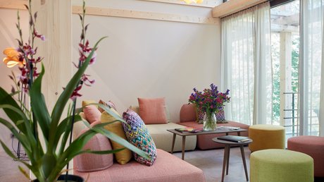 Pictures of a dream holiday in Bad Tölz Cozy living room with colorful sofas, flowers, and large windows