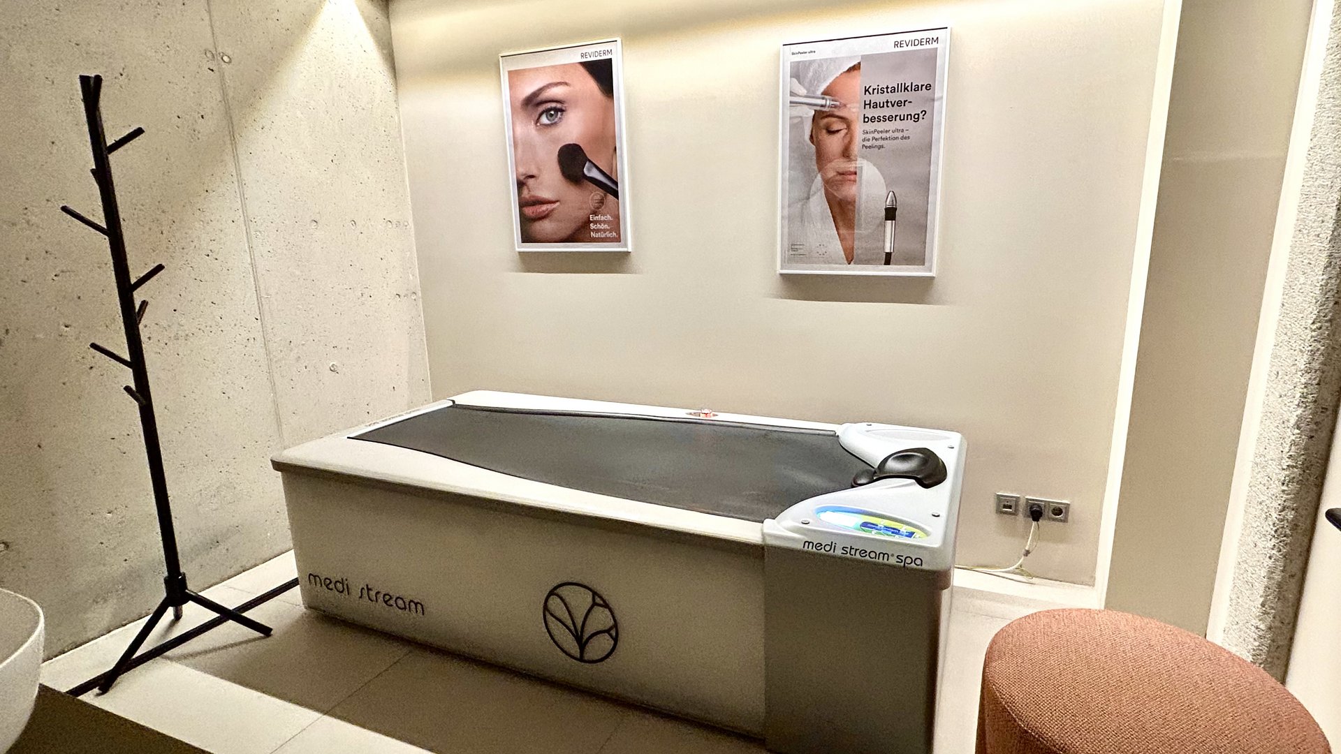 Bad Tölz: wellness & beauty Modern spa room with medi stream spa bed and advertising posters on the wall
