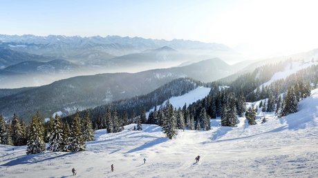 Pictures of a dream holiday in Bad Tölz Snow-covered mountains with skiers under a sunny sky