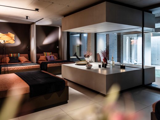 Sonja Sindlhauser Modern eingerichteter Entspannungsraum mit Betten und Kerzen