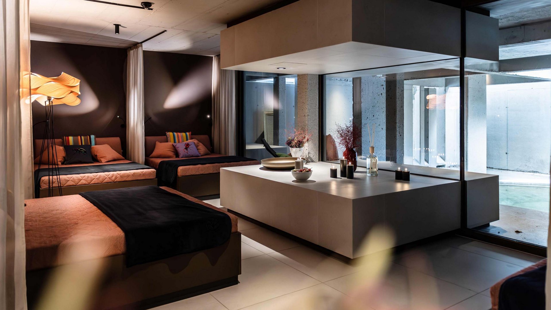 Dein romantisches Hotel in Bayern mit BERGEBLICK Modern eingerichteter Entspannungsraum mit Betten und Kerzen