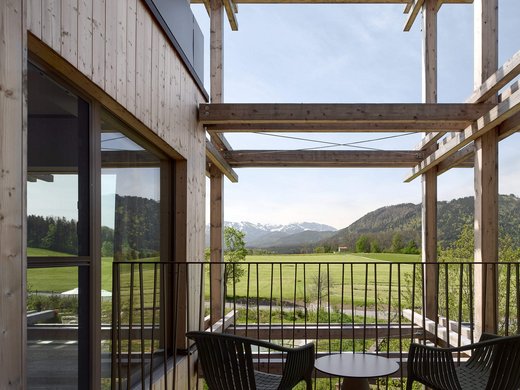 Dein Natururlaub in Bayern: BERGEBLICK Balkon mit zwei Stühlen und Tisch mit Blick auf grüne Wiesen und Berge