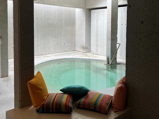 Hotel mit Pool in Bayern: BERGEBLICK Moderner Innenpool mit bunten Kissen auf einer Sitzbank