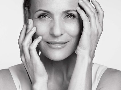 Bad Tölz: wellness & beauty Black and white portrait of a smiling woman with hands on her face