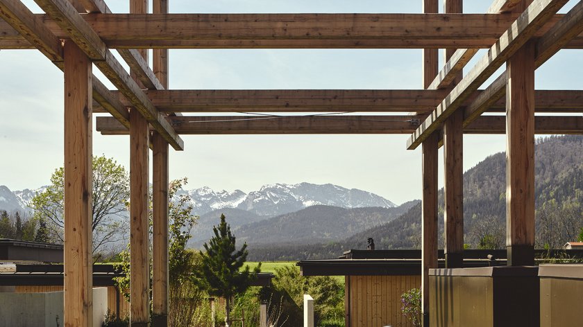 Architektur im BERGEBLICK Holzbau mit Blick auf Berge und grüne Landschaft im Hintergrund