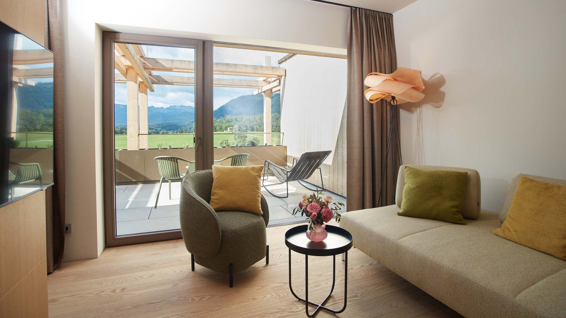Gartensuite in Bayern mit BERGEBLICK Modernes Wohnzimmer mit Terrasse und Bergblick durch große Glasfenster