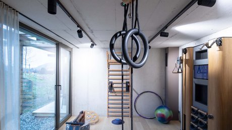 Pictures of a dream holiday in Bad Tölz Modern gym room with gymnastic rings, rowing machine and various exercise equipment